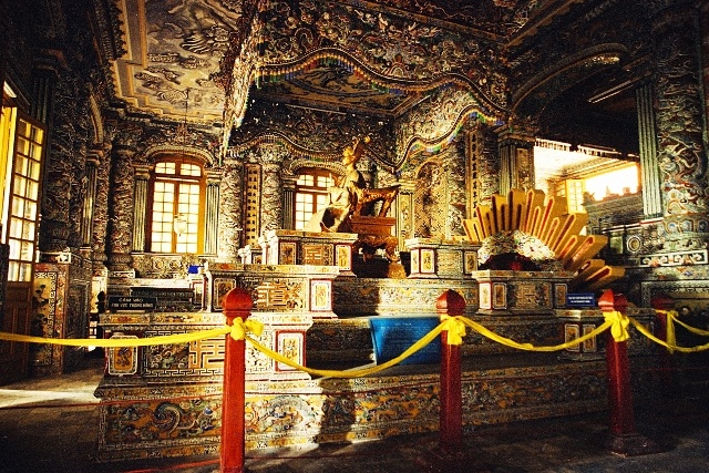 Cố đô Huế - 20 năm bảo tồn, phát huy giá trị di sản, phát triển du lịch - 3 Nội thất lăng Khải Định đầy tinh xảo