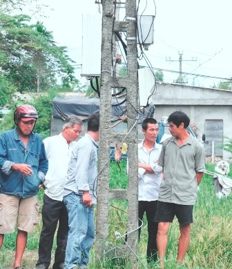 Đi hái rau muống, bị điện giật tử vong - 2 Dây tiếp địa được quấn quanh cột