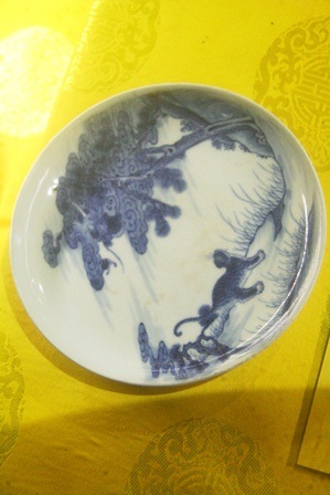 Ngắm bộ sưu tập đĩa uống trà xưa thú vị - 9 Đĩa Long hổ tranh hùng, TK 18, đồ sứ Trung Quốc dùng tại Việt Nam