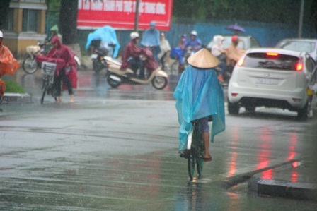 Những "bước đi" đầu tiên của cơn bão số 8 - 2 Mưa lớn tiếp tục diễn ra vào sáng nay tại TP Huế