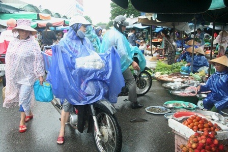 Những "bước đi" đầu tiên của cơn bão số 8 - 7 Dù sông Hương có sóng khá to nhưng một số người dân nghèo vẫn chèo ghe đi mưu sinh bắt cá