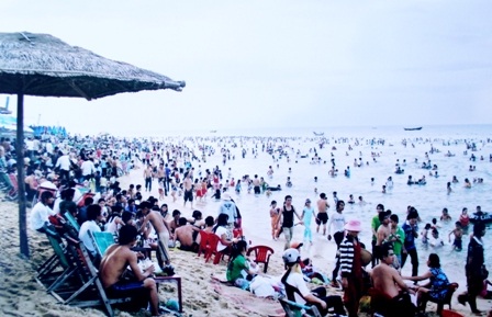 Biển Thuận An cách TP Huế 12 km luôn đông nghịt khách du lịch vào các dịp lễ (ảnh: Hoàng Gia)