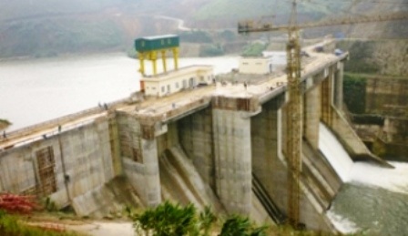 Hơn 3.000 nhà bị ngập sâu, hàng ngàn người dân bị cô lập bởi lũ - 4 Thủy điện A Lưới xả hết qua 3 cửa, gây ngập cho hàng chục hộ ở xung quanh lòng hồ thủy điện