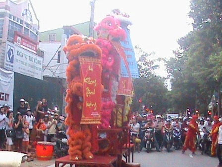 Cầu quá tải, giao thông tê liệt vì dòng người xem hoa đăng - 17 Ngay từ buổi chiều các đội múa lân đã xuất quân, người dân hào hứng dừng lại xem.