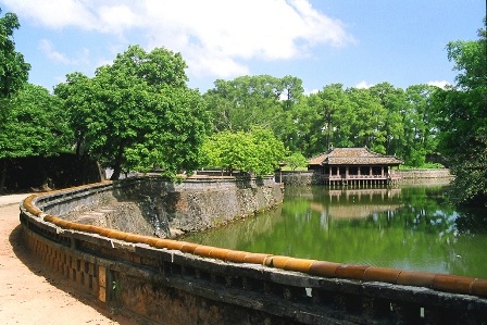 Cố đô Huế - 20 năm bảo tồn, phát huy giá trị di sản, phát triển du lịch - 2 Lăng Tự Đức nên thơ