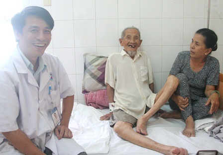 Cụ ông 100 tuổi được thay khớp háng thành công - 1 BS Lê Nghi Thành Nhân (bên trái) cùng bệnh nhân 100 tuổi - cụ Phan Tuân (giữa) và con gái cụ