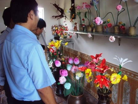 “Làng hoa giấy” 300 tuổi được công nhận làng nghề truyền thống - 2 Du khách tham quan gian trưng bày hoa giấy ở làng nghề
