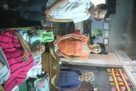 Đại diện phường Hương An (bên trái) cùng vợ và mẹ bác Khánh bên bệnh nhân