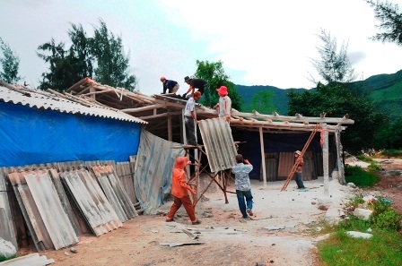 Tháo dỡ các lò nung vôi từ vỏ hàu gây ô nhiễm môi trường - 1 Tháo dỡ các lò nung vôi từ vỏ hàu ở Lăng Cô
