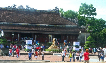 Được miễn vé tham quan, du khách đổ vào đại nội Huế chơi lễ - 1 Chỉ mới hơn 8h sáng nhưng Đại Nội Huế đã đầy khách