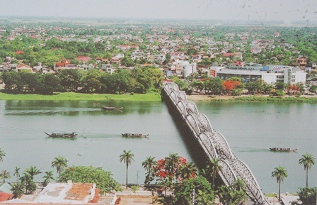 Hình ảnh một thời hoang tàn của cố đô Huế - 17 Và cầu Trường Tiền duyên dáng bên sông Hương hôm nay