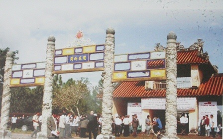 Hình ảnh một thời hoang tàn của cố đô Huế - 10 Linh Tinh môn và Văn Miếu Môn đầu thế kỷ 20 – và được trùng tu năm 2008