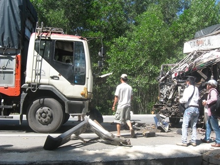 Đâm liên tiếp 2 xe tải, tài xế mắc kẹt trong cabin - 2 Xe của tài xế Năng (bên phải) nát bét phần đầu sau cú đâm tiếp theo với xe tải anh Hát (bên trái)