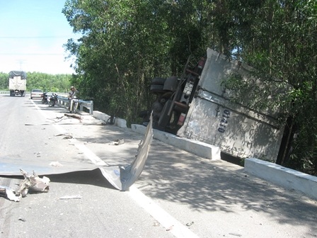 Đâm liên tiếp 2 xe tải, tài xế mắc kẹt trong cabin - 1 Xe của anh Vũ bị lao xuống hố sau khi va chạm