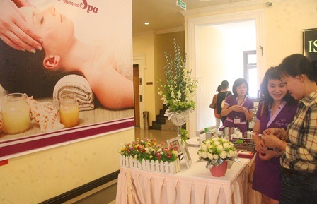 Ấn tượng với “Triển lãm Cưới” quy mô lần đầu tại Huế - 16 Bên các gian hàng Spa cho cô dâu