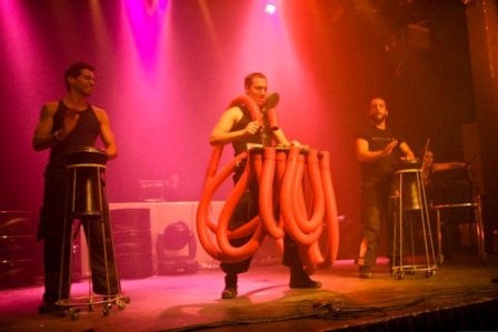 Vũ nhạc đa phong cách Israel góp mặt Festival Huế 2014 - 2 Biểu diễn với ống nước