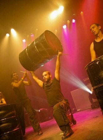 Vũ nhạc đa phong cách Israel góp mặt Festival Huế 2014 - 3 Dùng thùng phuy lớn làm trống