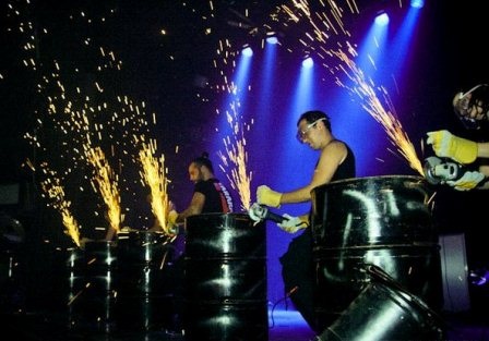 Vũ nhạc đa phong cách Israel góp mặt Festival Huế 2014 - 4 hay sử dụng cưa máy để tạo nên âm nhạc độc đáo