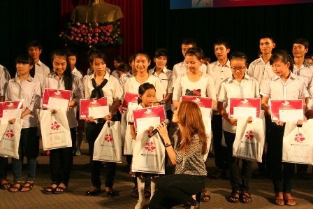 Ca sĩ Mỹ Tâm ân cần thăm hỏi các HS nghèo