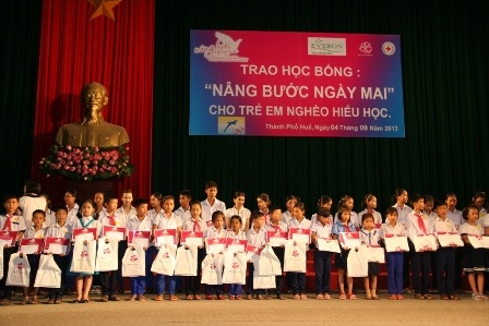 400 học sinh nghèo 4 tỉnh miền Trung được trao học bổng “Nâng bước ngày mai”.