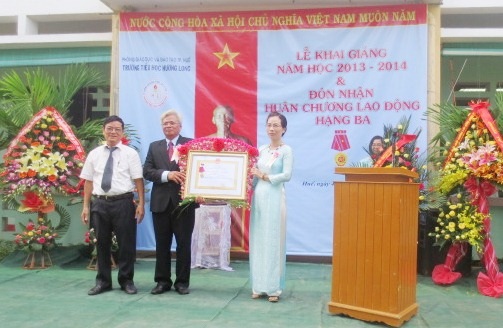 Ban lãnh đạo trường Tiểu học Hương Long đón nhận Huân chương Lao động hạng Ba