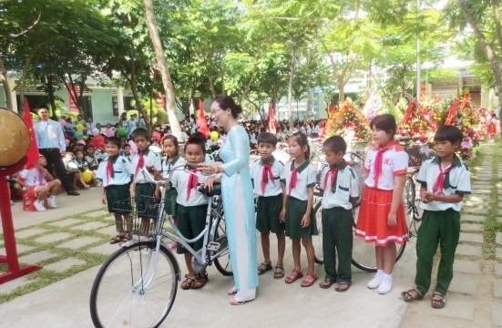 10 HS nghèo ở xa trường được nhóm GV hảo tâm tại TP Huế trao tặng xe đạp