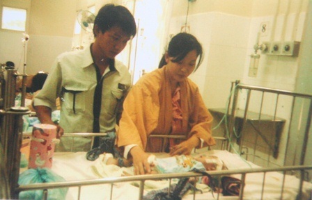 Bé 4 tháng tuổi chống chọi với bệnh tim hiểm nghèo - 3 Đôi vợ chồng trẻ nghèo khó bên đứa con mang bệnh nặng đang dần kiệt sức