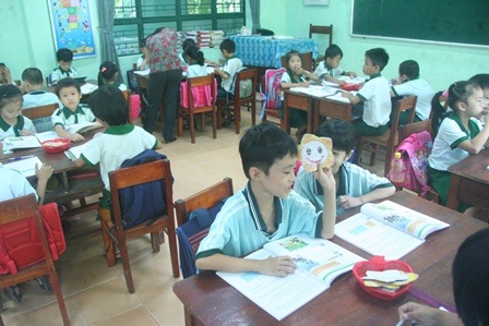 Tiết học đầu năm ở một lớp học “ồn ào” - 3 HS giơ biểu tượng mặt cười lên khi hoàn thành xong mỗi phần bài