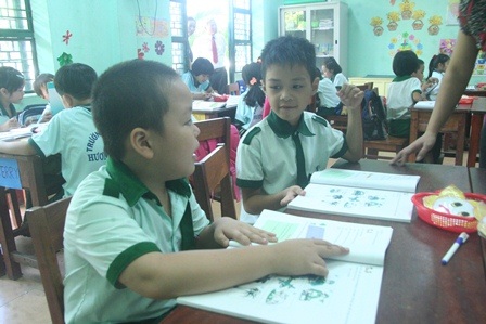 Tiết học đầu năm ở một lớp học “ồn ào” - 4 HS giơ biểu tượng mặt cười lên khi hoàn thành xong mỗi phần bài
