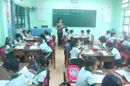 Tiết học đầu năm ở một lớp học “ồn ào” - 1 Bàn ghế trong lớp học được xếp theo từng cụm