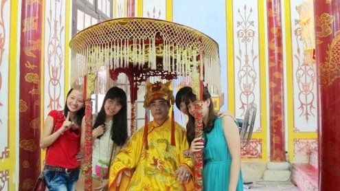Dịch vụ chụp ảnh vua, hoàng hậu trong Đại Nội rất được du khách ưa chuộng
