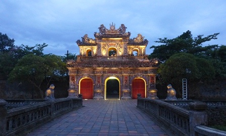Ngắm cổng thành Huế xưa đẹp rực rỡ trong đêm - 2 Cửa được thắp sáng từ cuối giờ chiều