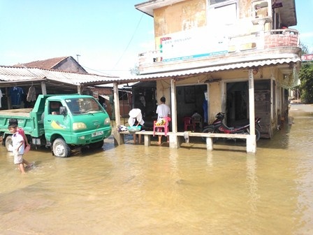Nhiều địa phương mong lũ "tới tầm" để... diệt chuột - 6 Các nhà bị ngập lũ ở Hương Vinh, Hương Trà