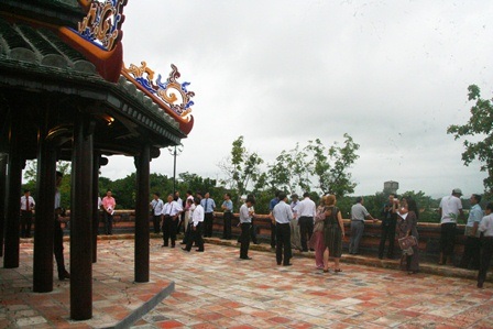 Trùng tu thành công Đài thiên văn cổ duy nhất còn lại ở Việt Nam - 8 Hướng từ đình Bát Phong nhìn ra bờ nam sông Hương