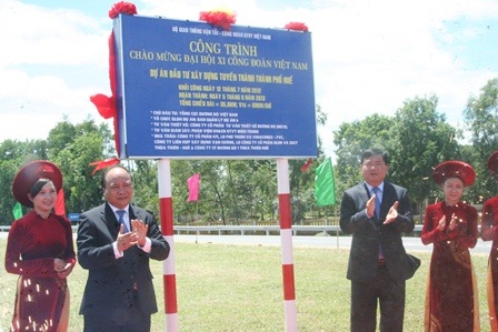 Phó Thủ tướng dự khánh thành con đường từng “hư hỏng tàn khốc” - 3 1 điểm trên đường tránh Huế lúc bị hư hại nhìn rất kinh hoàng như thế này