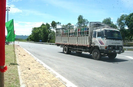 Phó Thủ tướng dự khánh thành con đường từng “hư hỏng tàn khốc” - 2 1 điểm trên đường tránh Huế lúc bị hư hại nhìn rất kinh hoàng như thế này