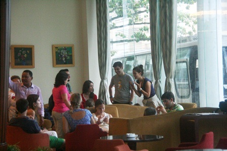 Đoàn khách quốc tịch Tây Ban Nha, Chi Lê, Braxin, Mexico đang trú bão ở KS Mường Thanh Huế