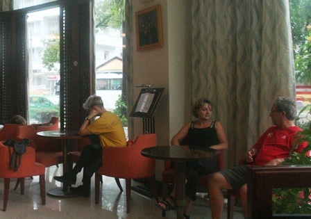 Nhiều khách chọn cách tán gẫu hay đọc sách để thời gian qua nhanh