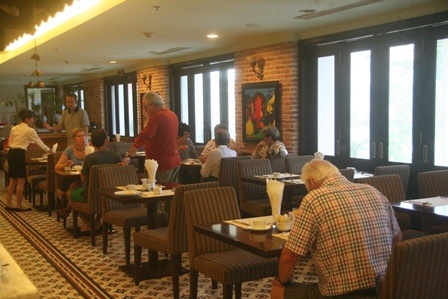 Nhiều người khác ngồi lâu hơn ở bàn ăn, bàn tán chuyện bão