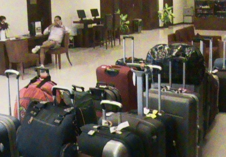 Những đống vali chuẩn bị cho ra xe phải hoãn lại chờ bão qua