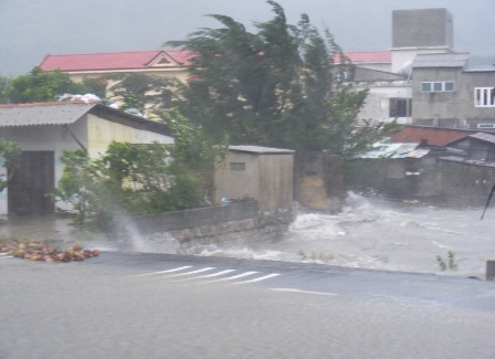 Nước tràn qua QL 1A ở thị trấn Lăng Cô, huyện Phú Lộc