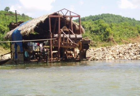 Rầm rộ đào vàng trong hồ thủy lợi - 1 1 chiếc tàu cuốc của nhóm đối tượng khai thác vàng rầm rộ ở hồ Tả Trạch như một công trường