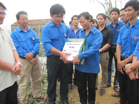 Trao quà giúp người dân Quảng Trạch