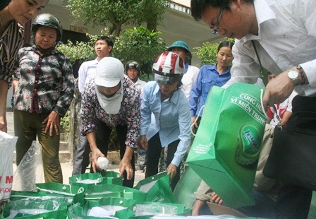 Bia Huế cùng Dân trí cứu trợ khẩn cấp đồng bào gặp thiên tai ở Nghệ An - 3 PV