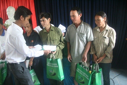 Bia Huế cùng Dân trí cứu trợ khẩn cấp đồng bào gặp thiên tai ở Nghệ An - 5 Những món quà kịp thời đã đến với mọi người