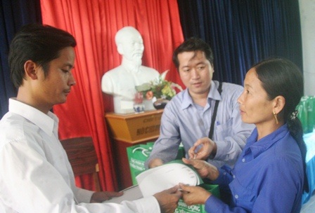 Bia Huế cùng Dân trí cứu trợ khẩn cấp đồng bào gặp thiên tai ở Nghệ An - 6 Những món quà kịp thời đã đến với mọi người