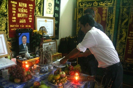 Bia Huế cùng Dân trí cứu trợ khẩn cấp đồng bào gặp thiên tai ở Nghệ An - 7 Thắp hương cho ông Nguyễn Tài Dũng, tấm gương anh hùng đã xả thân vì đồng bào trong cơn lũ
