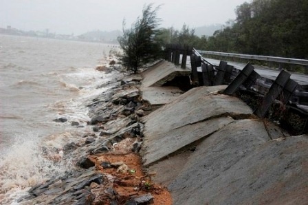 Hối hả "chạy" theo hướng đi của cơn bão - 10 Sóng đánh sạt lở bờ tại đường Trịnh Tố Tâm ven đầm Lập An (Ảnh: Đức Cường)