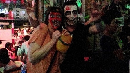 Đôi tình nhân Tây gây cảm giác hãi hùng với mặt nạ quỷ