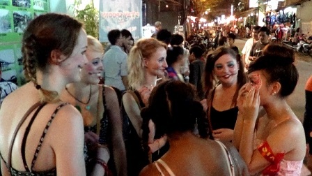 Nhiều du khách nữ đến chung vui ở quán DMZ - tụ điểm vui chơi lớn nhất ở phố Tây